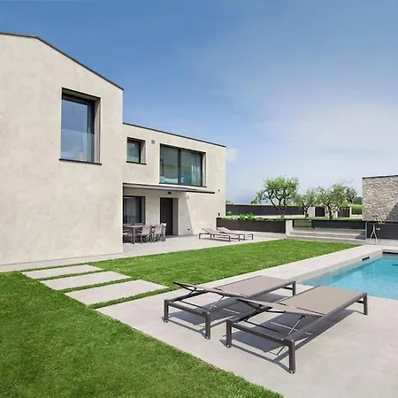 فيلة Greghe-lusso Con Piscina